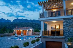 Villa con piscina y casa en Villa Grandioza en Seline