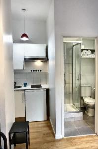 Les Appartements d'Edmond Sylvabelle tesisinde bir banyo