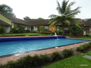 una piscina frente a una casa en J.RENTALS VILLA 33, en Anjuna
