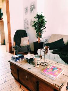 salon ze stolikiem kawowym i kanapą w obiekcie The Heart of Old Riga w Rydze