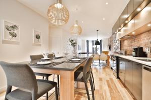 a kitchen with a table and chairs in a room at Les Lofts du Plateau in Montreal