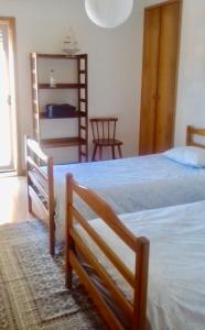 ein Schlafzimmer mit einem großen Bett in einem Zimmer in der Unterkunft Apart. Dunas da Torreira in Torreira