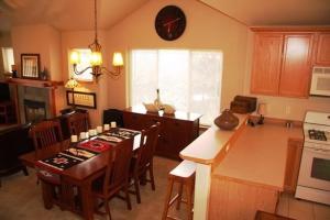 Running Y Ranch Townhouse في كلاماث فالز: مطبخ مع طاولة وغرفة طعام