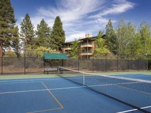 Tennistä tai squashia majoituspaikan Running Y Ranch Townhouse alueella tai lähistöllä