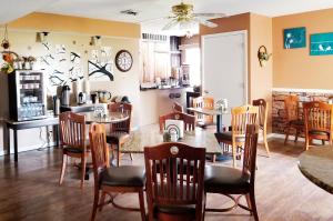 a dining room with a table and chairs at Kansas Country Inn in Oakley