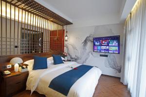 Riverside Peak Lodge Zhangjiajie Wulingyuan National Park客房内的一张或多张床位