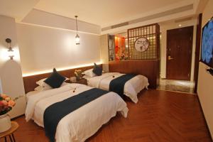 Riverside Peak Lodge Zhangjiajie Wulingyuan National Park客房内的一张或多张床位