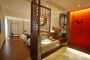Riverside Peak Lodge Zhangjiajie Wulingyuan National Park客房内的一张或多张床位