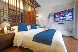 Riverside Peak Lodge Zhangjiajie Wulingyuan National Park客房内的一张或多张床位