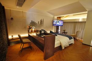 Riverside Peak Lodge Zhangjiajie Wulingyuan National Park的电视和/或娱乐中心