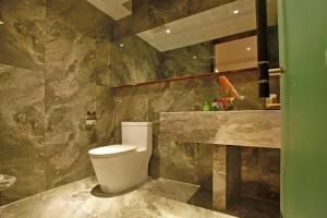 Riverside Peak Lodge Zhangjiajie Wulingyuan National Park的一间浴室