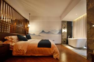 Riverside Peak Lodge Zhangjiajie Wulingyuan National Park客房内的一张或多张床位