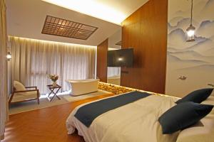 Riverside Peak Lodge Zhangjiajie Wulingyuan National Park客房内的一张或多张床位