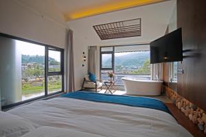 Riverside Peak Lodge Zhangjiajie Wulingyuan National Park客房内的一张或多张床位