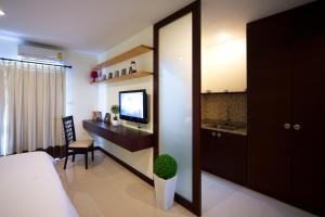 TV a/nebo společenská místnost v ubytování Phavina Hotel Rayong SHA Extra Plus