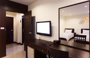 TV a/nebo společenská místnost v ubytování Phavina Hotel Rayong SHA Extra Plus