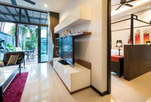 En tv och/eller ett underhållningssystem på Two bedrooms pool villa at Saiyuan estate