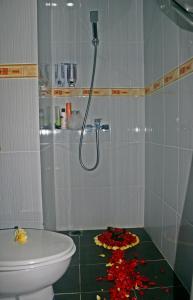 
A bathroom at Manggar Indonesia Hotel

