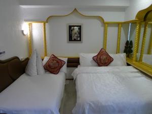 Postel nebo postele na pokoji v ubytování Aloha Hotel