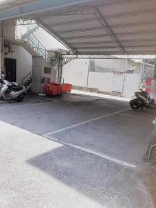 eine leere Garage mit einem Motorrad in der Garage in der Unterkunft Holiday Business Hotel in Taitung