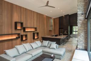 uma sala de estar com um sofá e uma cozinha em Villa El Cielo Hakuba em Hakuba