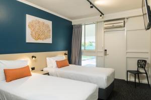 um quarto de hotel com duas camas e uma janela em Nightcap at Edge Hill Tavern em Cairns