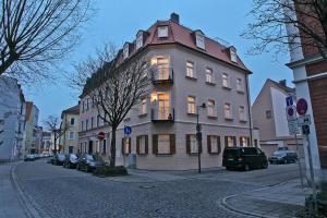 ein großes Gebäude an der Straßenseite in der Unterkunft Bayerischer Hof in Ingolstadt