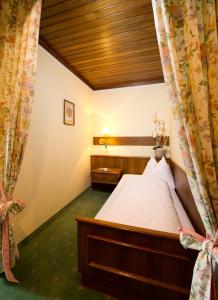 Rúm í herbergi á Hotel Landgasthof Altwirt