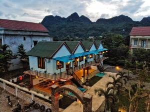 eine Luftansicht eines Hauses mit Bergen im Hintergrund in der Unterkunft Sunshine Homestay in Phong Nha
