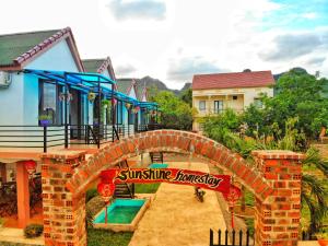 un arco de ladrillo frente a un complejo en Sunshine Homestay, en Phong Nha