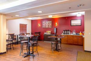 Gallery image of Seasons Inn Traverse City in Traverse City