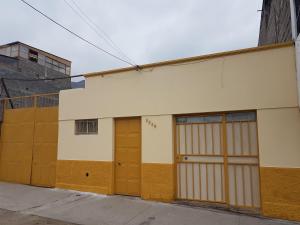 アントファガスタにあるResivic IIの通り二面のガレージドア付き建物