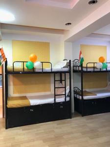 Postel nebo postele na pokoji v ubytování Bandra Dormitory Only for indian male