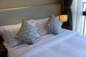 Postel nebo postele na pokoji v ubytování Yuwa Serviced Residence