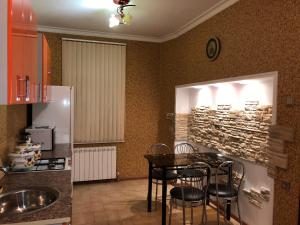 ウラジカフカスにあるТрехкомнатная Квартираのキッチン(テーブル、椅子付)