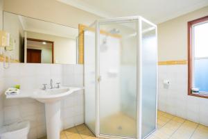 a bathroom with a shower, sink, and toilet at Nightcap at Federal Hotel Toowoomba in Toowoomba