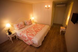 A bed or beds in a room at Hotel Evsen