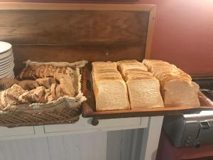 a bunch of bread and baskets on a shelf at Hotel Palacio de Libardon in Libardón