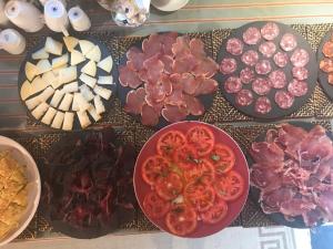 una mesa cubierta con platos de comida con tomates en Hotel Palacio de Libardon, en Libardón