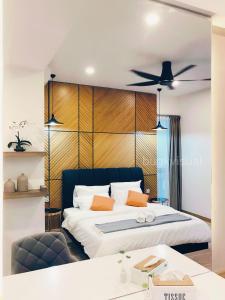 - une chambre avec un lit doté d'une grande tête de lit en bois dans l'établissement Luxury Seaview Family Suite by Little Cabin, à George Town