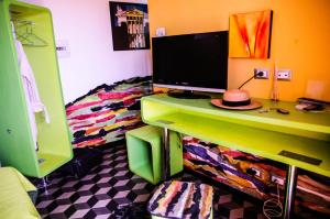 TV a/nebo společenská místnost v ubytování Suite D'Autore Art Design Gallery