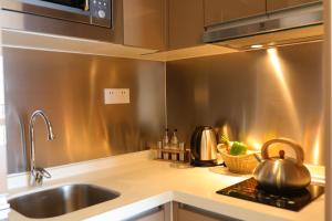 Kuchyň nebo kuchyňský kout v ubytování Yuwa Serviced Residence