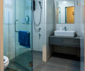 W łazience znajduje się szklana kabina prysznicowa i umywalka. w obiekcie DD Garden Home w mieście Phayao