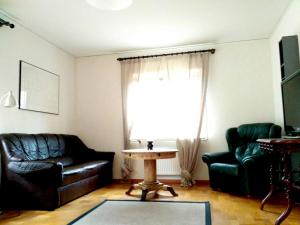 sala de estar con sofá, mesa y ventana en Boda, en Boda