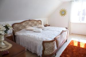 ein Schlafzimmer mit einem Bett mit zwei Handtüchern darauf in der Unterkunft Gite Jehl GO10 in Artolsheim