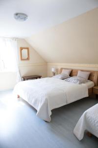 1 dormitorio con 1 cama grande con sábanas blancas en Gite Jehl GO10, en Artolsheim