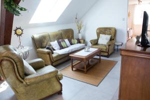 Sala de estar con 2 sofás y mesa en Gite Jehl GO10 en Artolsheim