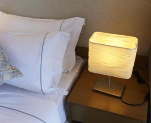 Postel nebo postele na pokoji v ubytování Yuwa Serviced Residence