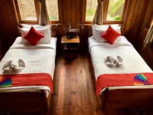 Postel nebo postele na pokoji v ubytování Inle Cottage Boutique Hotel