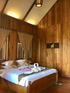 Postel nebo postele na pokoji v ubytování Inle Cottage Boutique Hotel